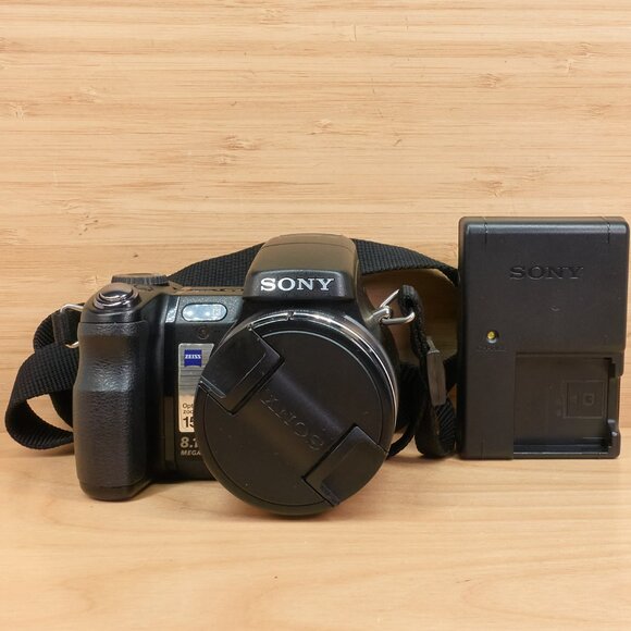 Sony Cyber-shot DSC-H9 / 8.1MP / 15x Zoom / Carl Zeiss Lens / Made in Japan - Picture 2 of 10